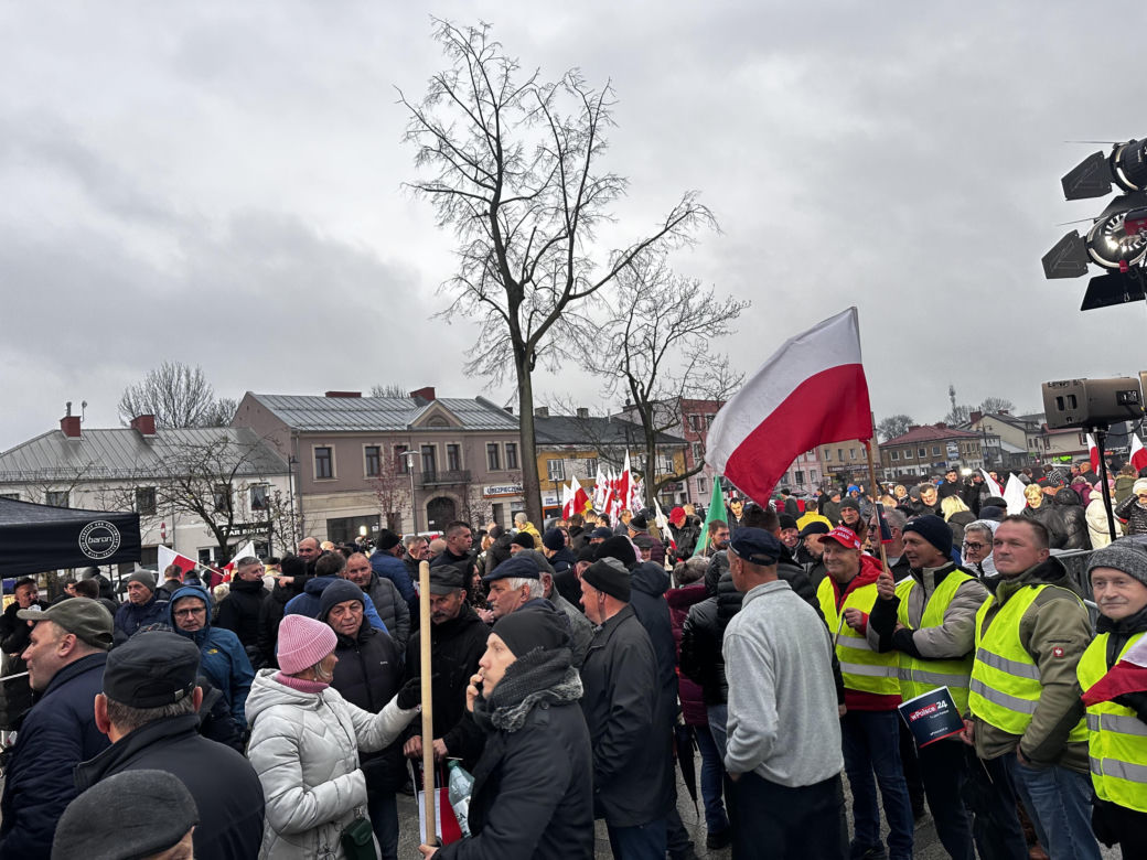 Chaos w Końskich. Dwie debaty prezydenckie, tłumy ludzi na rynku 