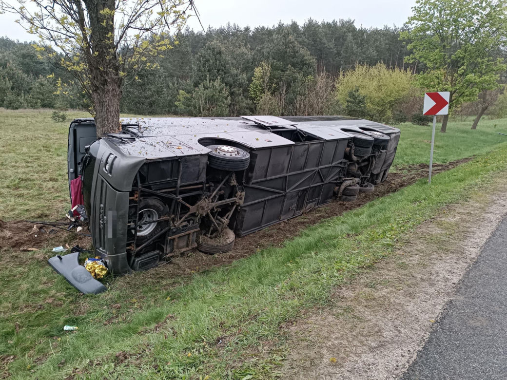 Wypadek autobusu pod Siedlcami. Droga zablokowana, są ranni
