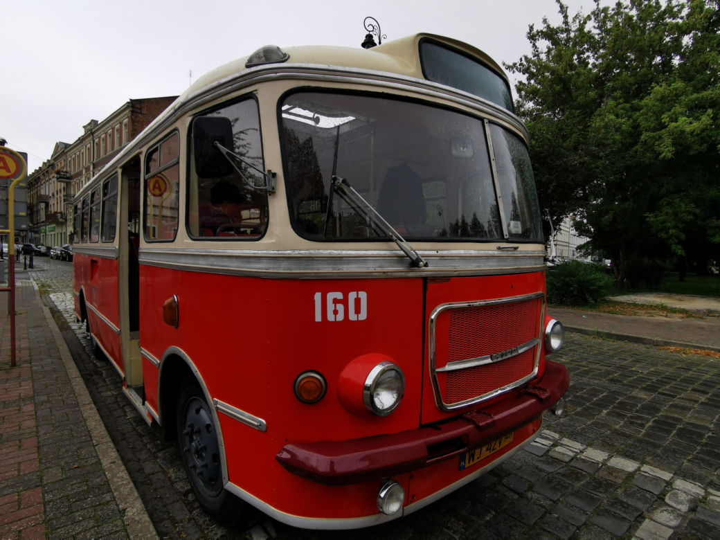 Czerwony autobus po Kaliszu mknie 