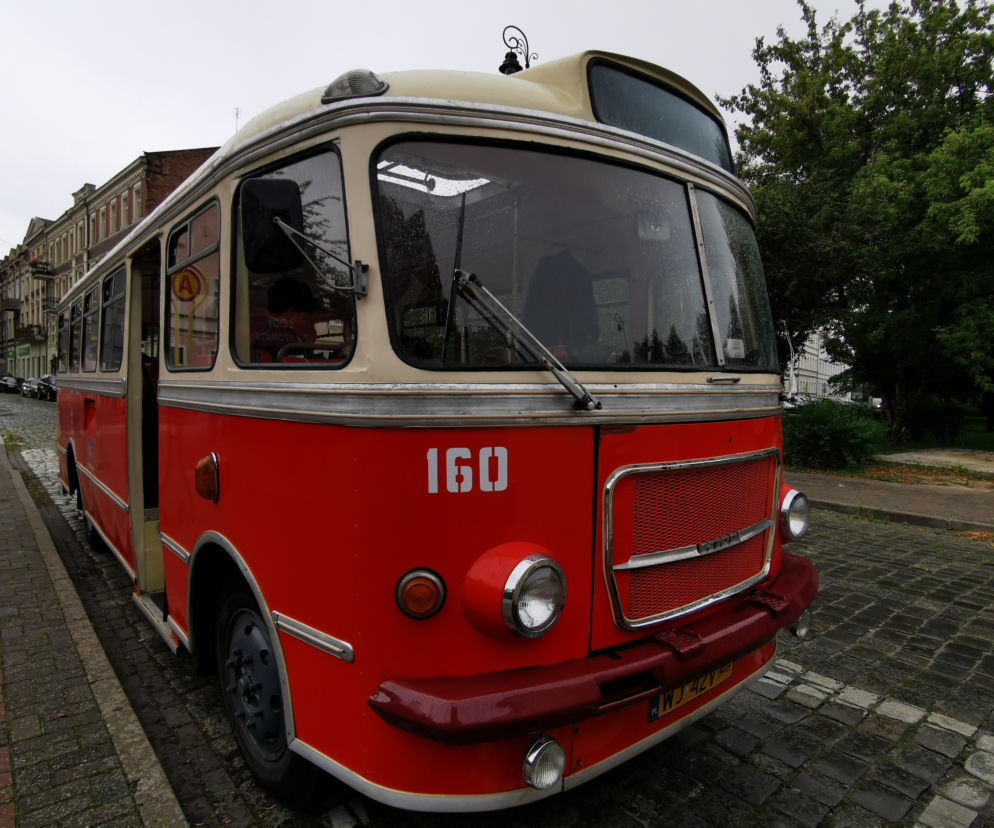 Czerwony autobus po Kaliszu mknie 