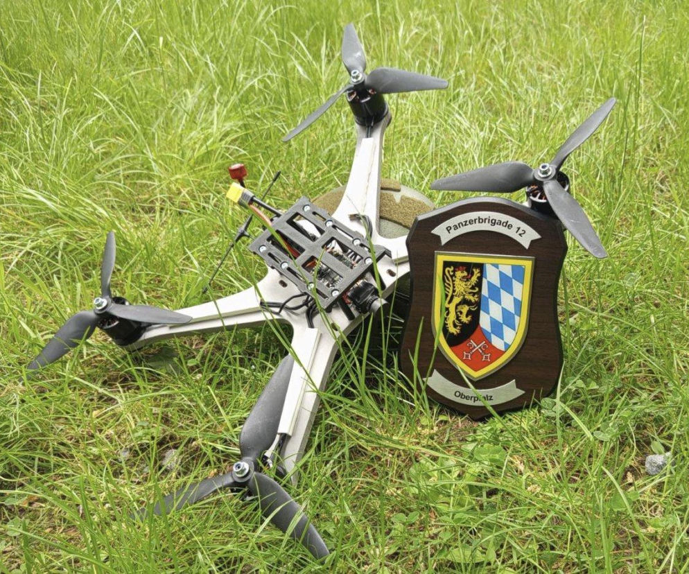 Dron na trawie obok tarczy Panzerbrigade 12. O planowanym zamachu na szefa Donaustahl przeczytasz na SE Portal Obronny.