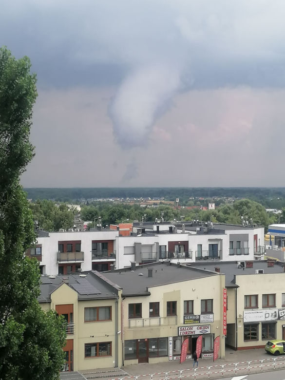 Trąba powietrzna na Śląsku?! Widok z Żor sieje postrach. Te ujęcia robią wrażenie! [WIDEO, ZDJĘCIA]