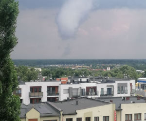 Trąba powietrzna na Śląsku?! Widok z Żor sieje postrach. Te ujęcia robią wrażenie! [WIDEO, ZDJĘCIA]