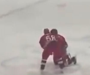 Upadek Łukaszenki na meczu hokeja