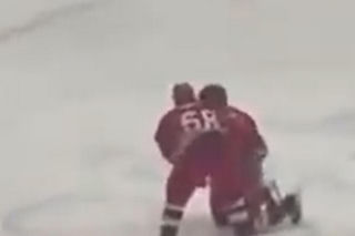 Upadek Łukaszenki na meczu hokeja