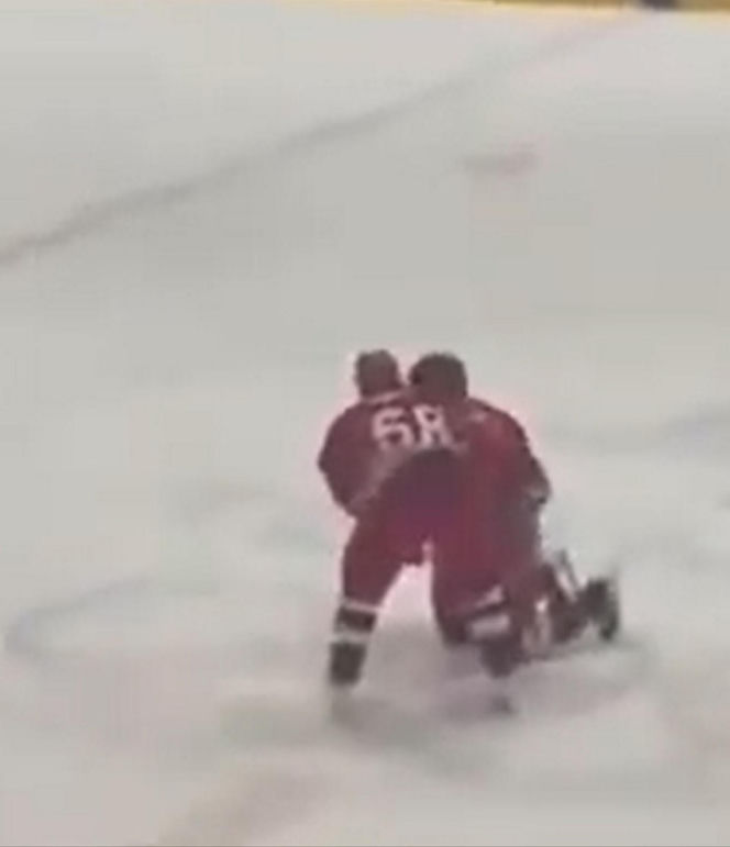 Upadek Łukaszenki na meczu hokeja