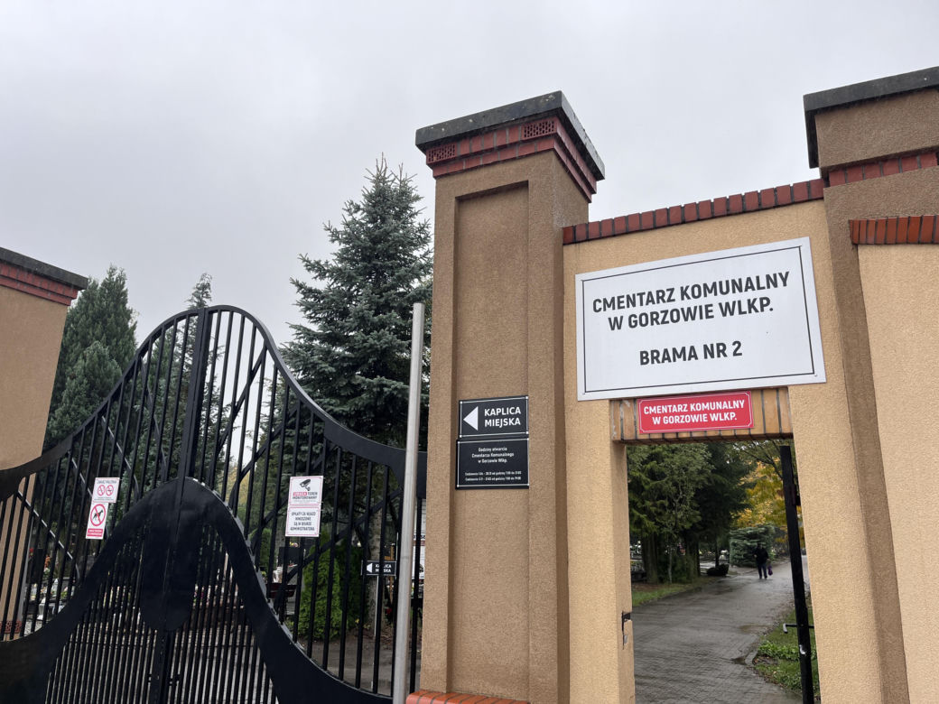 Ceny zniczy i kwiatów pod cmentarzem w Gorzowie