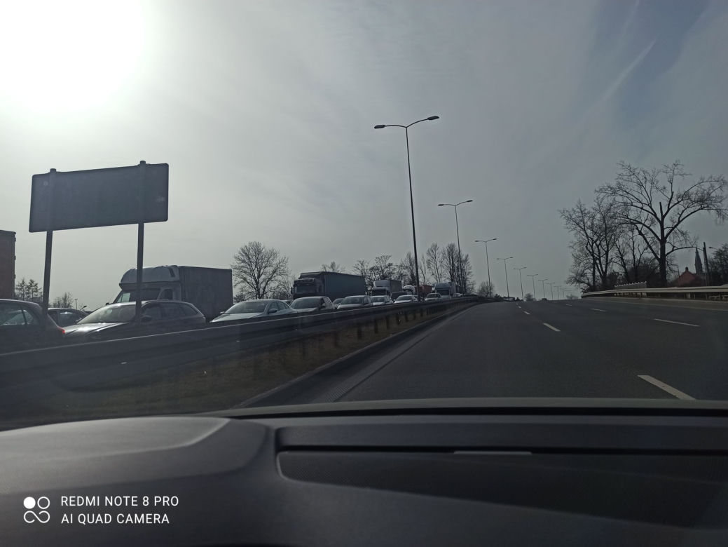 DTŚ od Zabrza do Rudy Śląskiej ZAMKNIĘTA. Uszkodzona naczepa TIR-a stanowi zagrożenie [ZDJĘCIA]