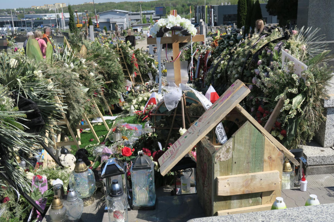 Tak wygląda grób Łukasza Litewki po pogrzebie. Ocean zniczy i kwiatów. "Ślij mi czasem uśmiech z nieba"