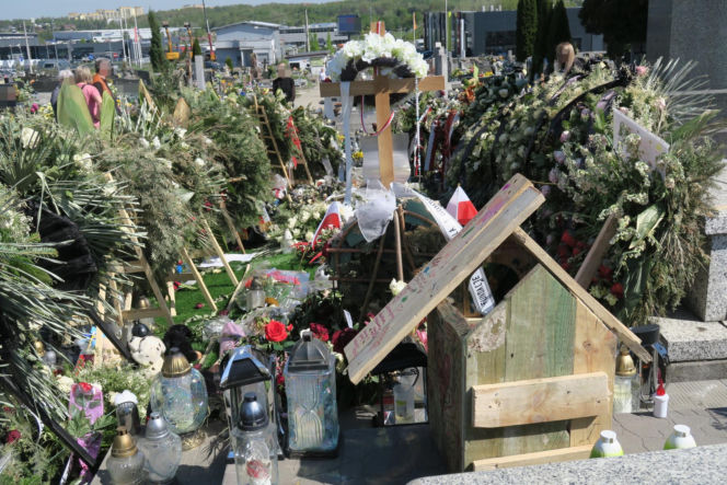 Tak wygląda grób Łukasza Litewki po pogrzebie. Ocean zniczy i kwiatów. "Ślij mi czasem uśmiech z nieba"