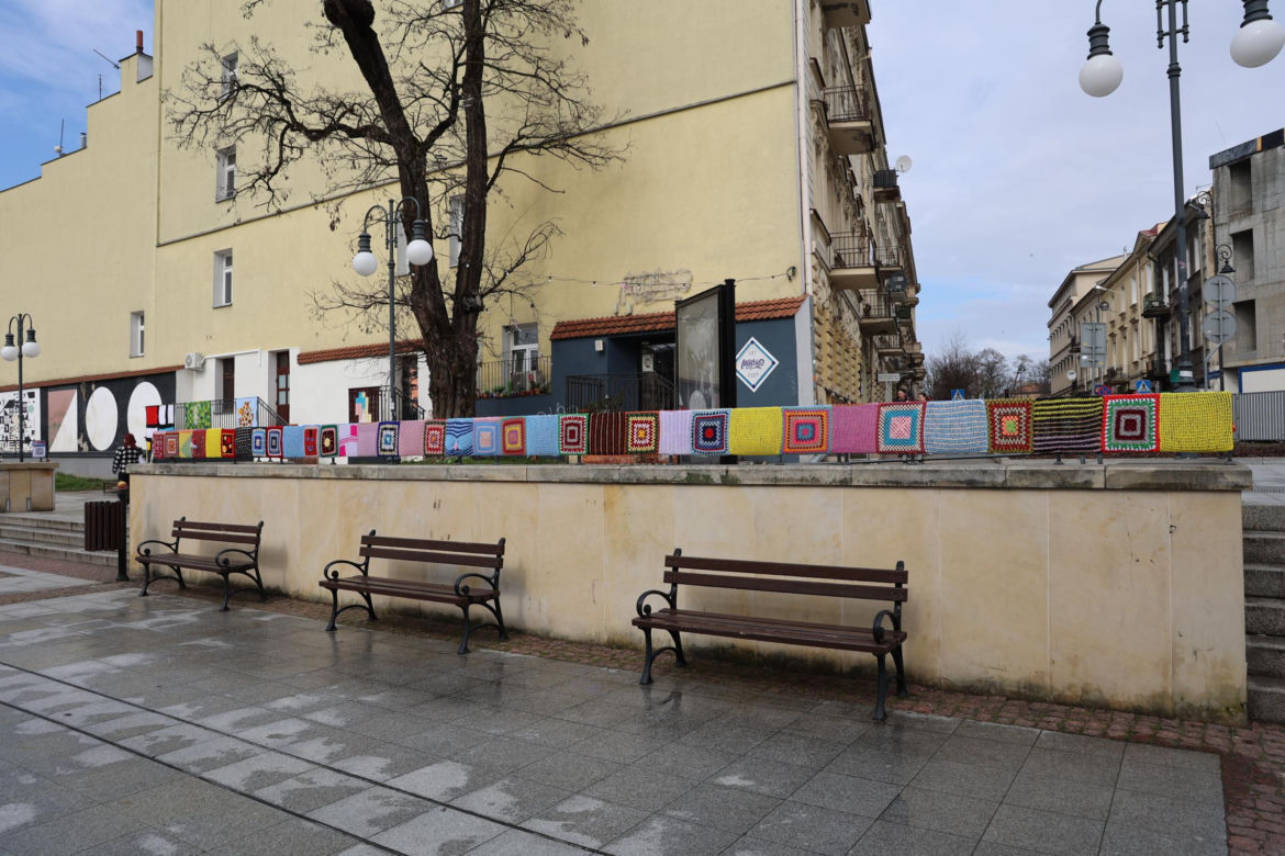 Kolorowe instalacje opanowały Lublin. Tak „Otulanie włóczką” świętuje swoje 10. urodziny!