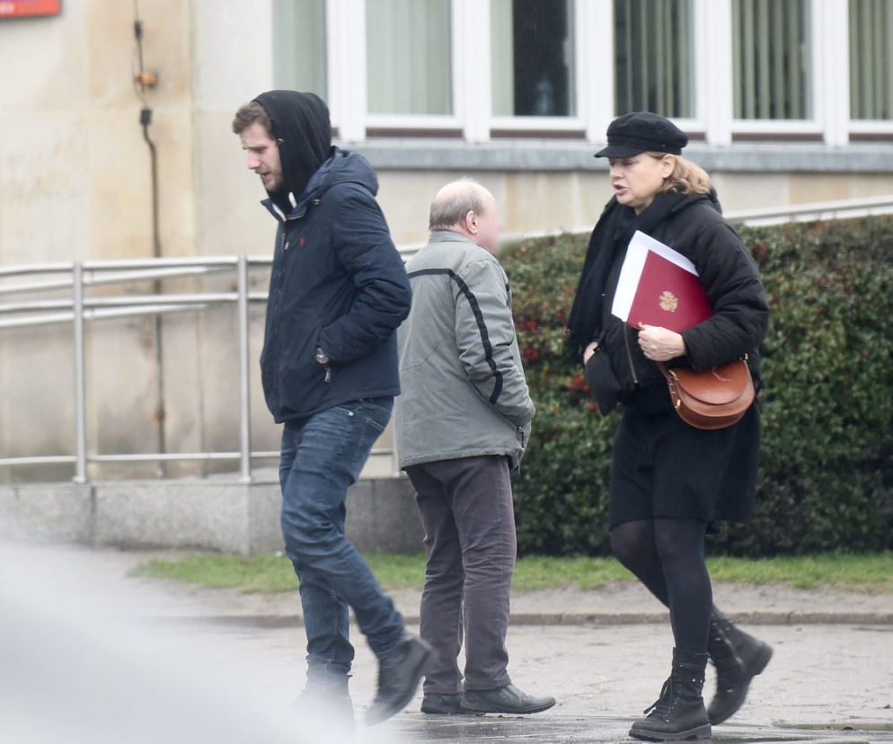 Antek Królikowski z mamą załatwia formalności pogrzebowe