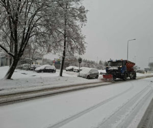Atak zimy w Świętokrzyskiem. Śnieg i trudne warunki drogowe 23 Listopada 2025