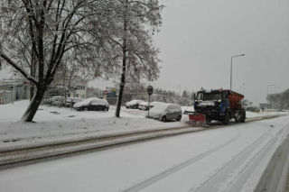 Atak zimy w Świętokrzyskiem. Śnieg i trudne warunki drogowe 23 Listopada 2025