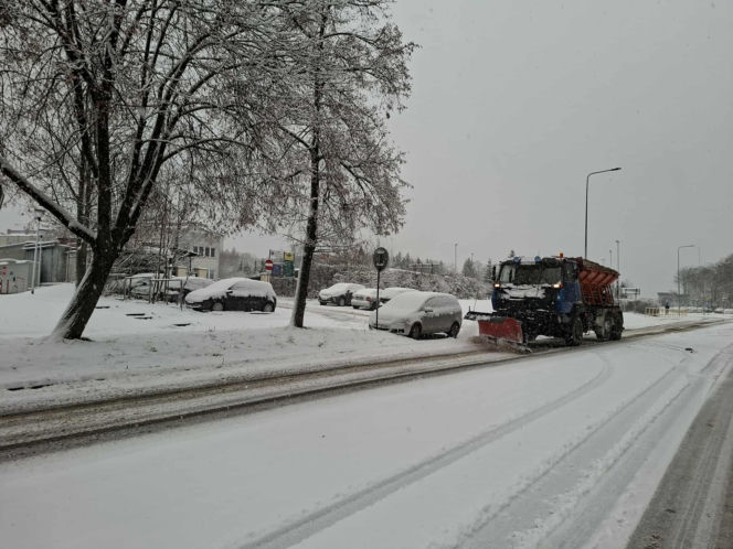 Atak zimy w Świętokrzyskiem. Śnieg i trudne warunki drogowe 23 Listopada 2025