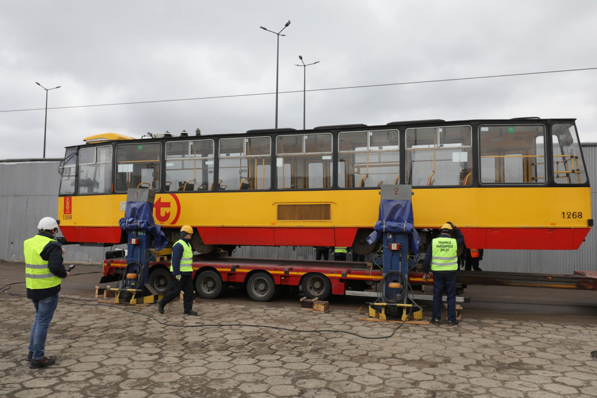 Załadunek tramwajów, które zostaną przekazane do Ukrainy