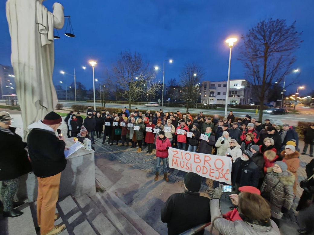 Radom: Manifestowali w obronie sędziów. Ponad 100 osób osób wzięło udział w demonstracji