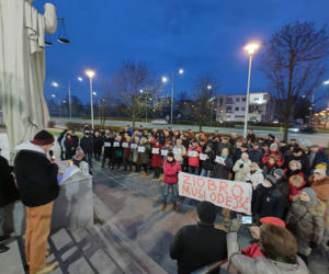 Radom: Manifestowali w obronie sędziów. Ponad 100 osób osób wzięło udział w demonstracji