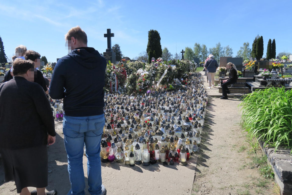 Tak wygląda grób Łukasza Litewki po pogrzebie. Ocean zniczy i kwiatów. "Ślij mi czasem uśmiech z nieba"