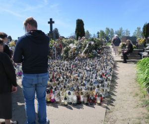 Tak wygląda grób Łukasza Litewki po pogrzebie. Ocean zniczy i kwiatów. Ślij mi czasem uśmiech z nieba