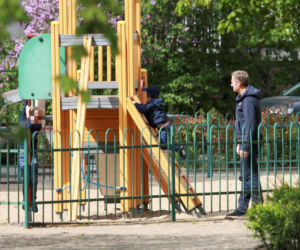 Dziadek Tusk zabrał wnuki na plac zabaw
