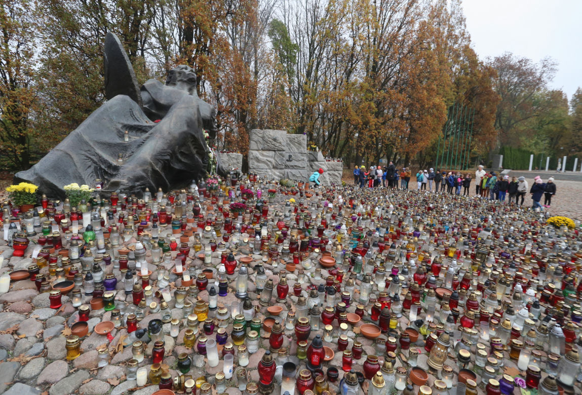 Morze zniczy pod pomnikiem "Polegli Niepokonani" na Woli