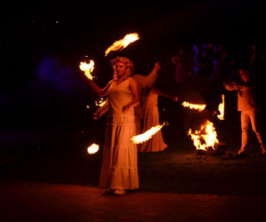 Pokaz fireshow w wykonaniu tancerzy i tancerek Teatru Ognia „Mantra” z Makowa Mazowieckiego