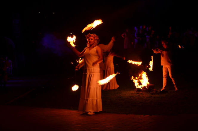 Pokaz fireshow w wykonaniu tancerzy i tancerek Teatru Ognia „Mantra” z Makowa Mazowieckiego