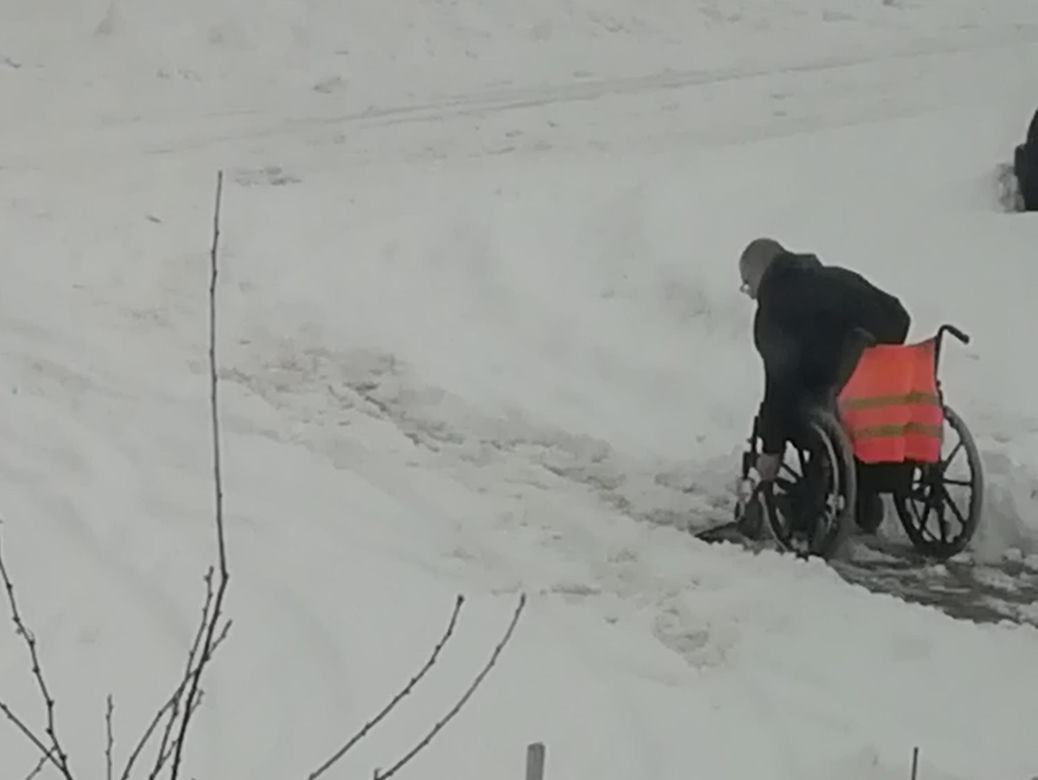 Na wózku inwalidzkim odśnieżał drogę do lekarza 