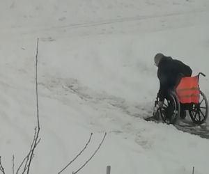 Na wózku inwalidzkim odśnieżał drogę do lekarza 