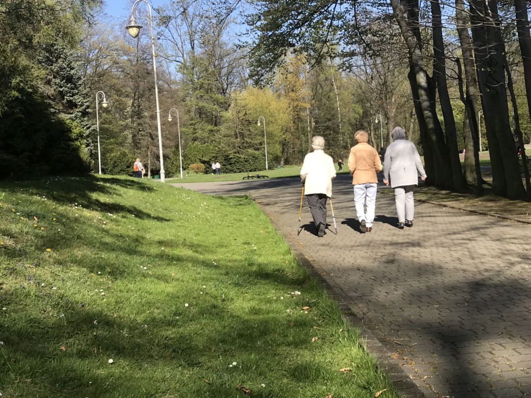 Katowice: Tłumy w Parku Kościuszki. Mieszkańcy ruszyli na spacery