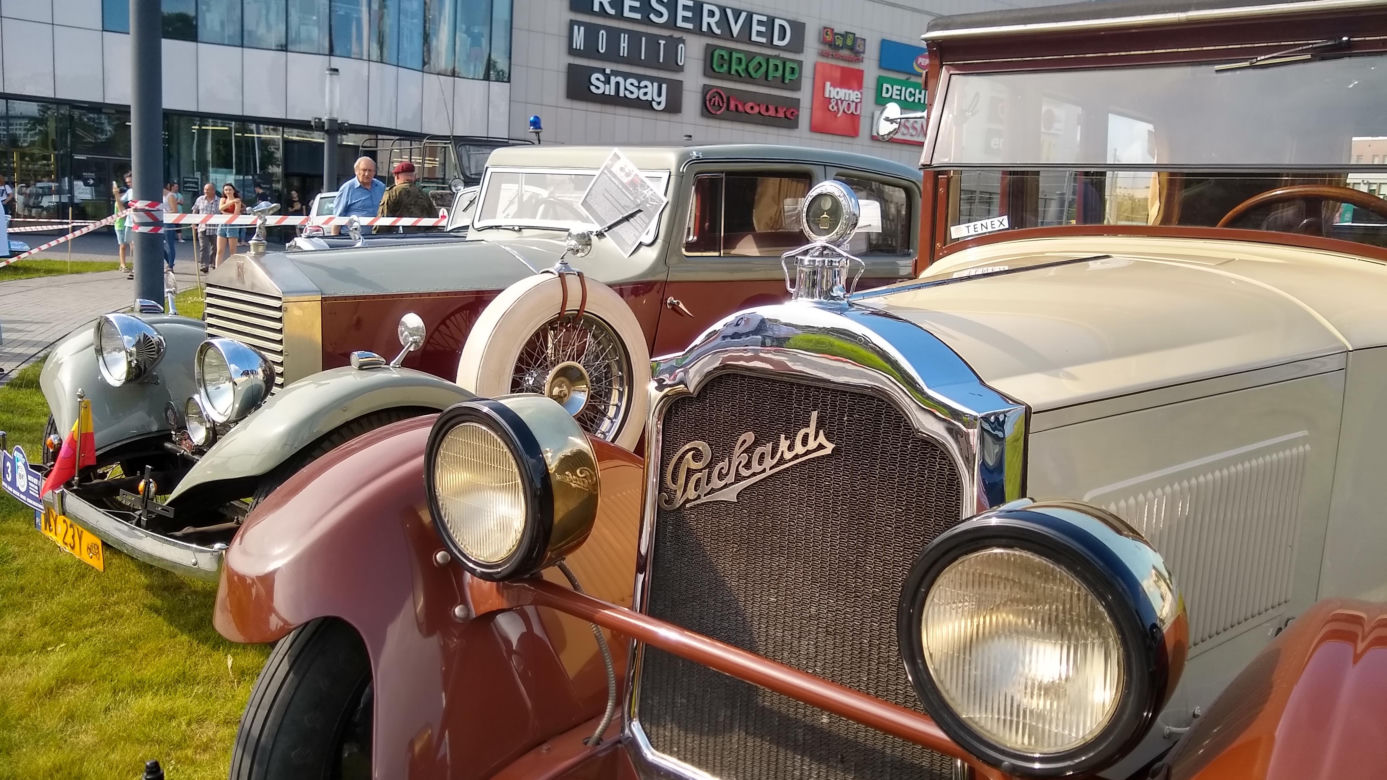 15. Białostocki Rajd Moto Retro. Wystawa samochodów przed Galerią Jurowiecką [ZDJĘCIA]