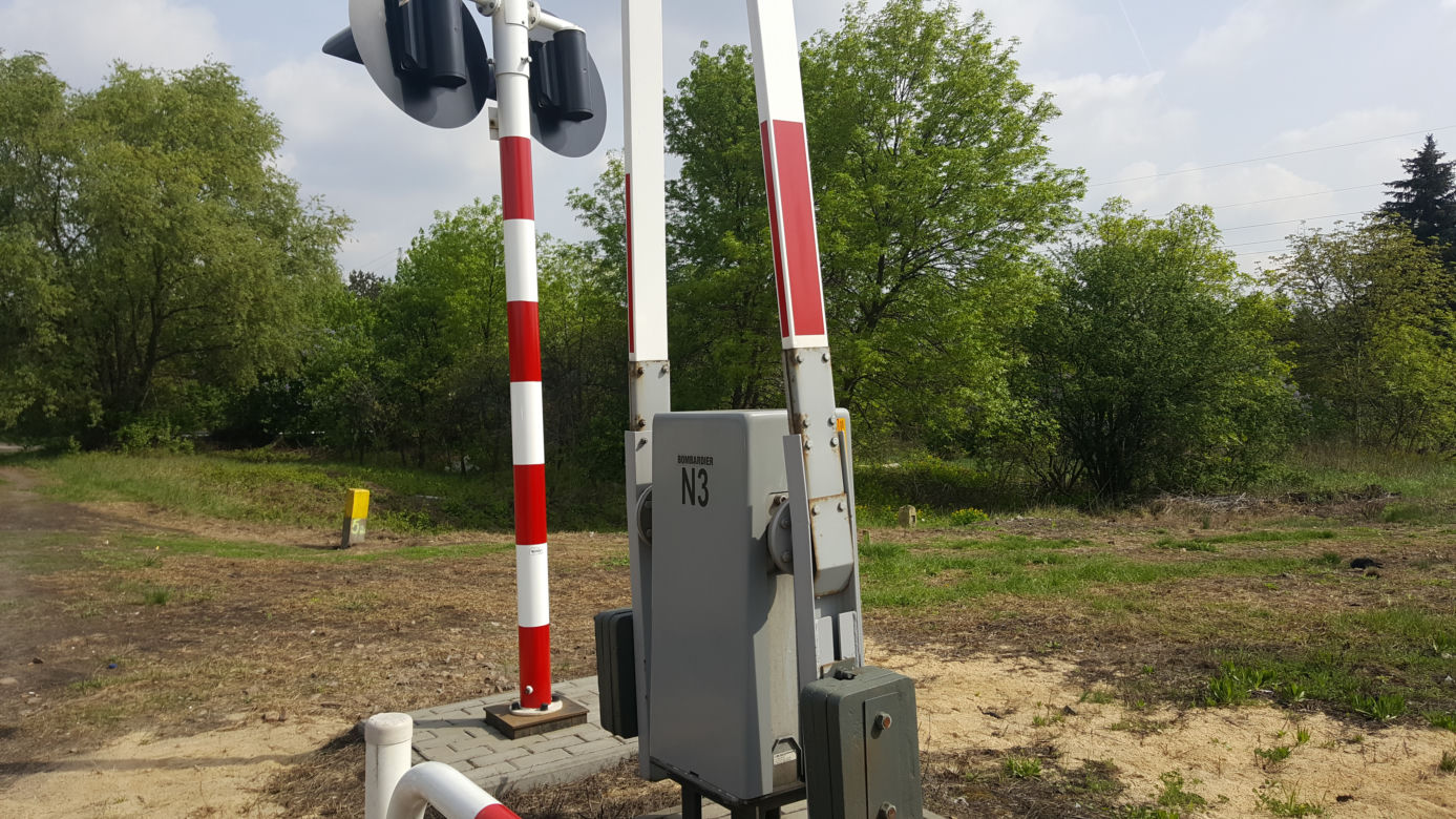 Żółte naklejki na przejazdach kolejowych