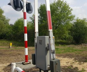 Żółte naklejki na przejazdach kolejowych