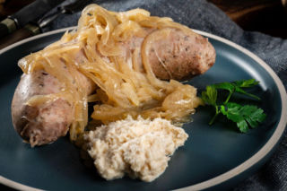 Biała kiełbasa duszona w piwie – aromatyczne i soczyste danie świąteczne