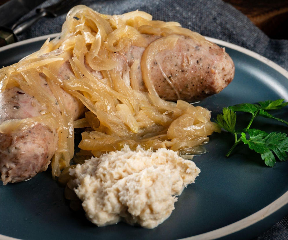 Biała kiełbasa duszona w piwie – aromatyczne i soczyste danie świąteczne