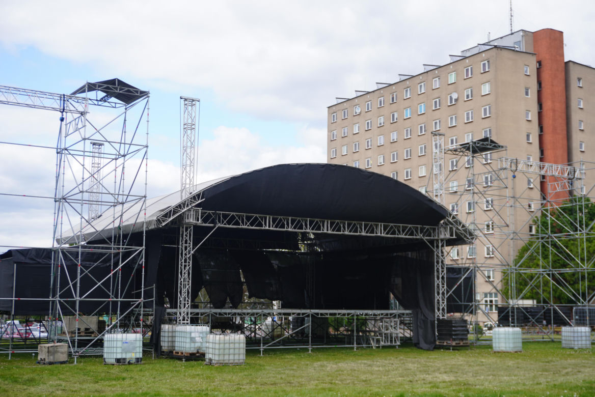 Miasteczko juwenaliowe w budowie