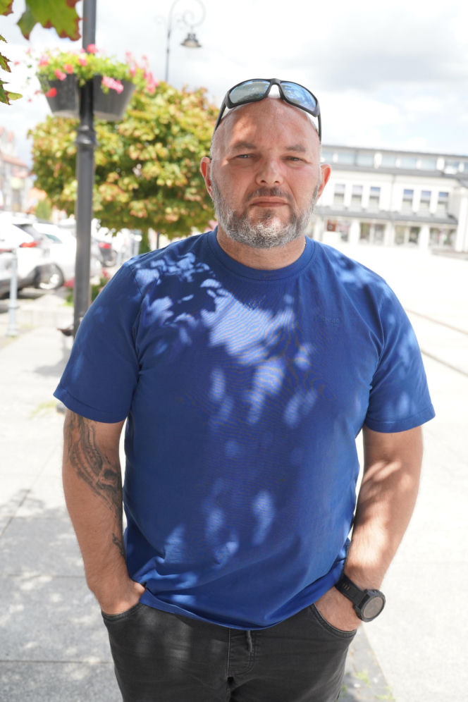 Dostał mandat, bo posprzątał przed blokiem i zadbał o trawnik