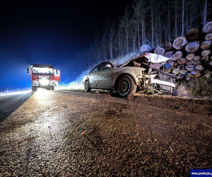 Rozbity volkswagen porzucony na drodze. Policja szuka uciekiniera!