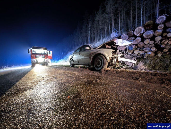 Rozbity volkswagen porzucony na drodze. Policja szuka uciekiniera!