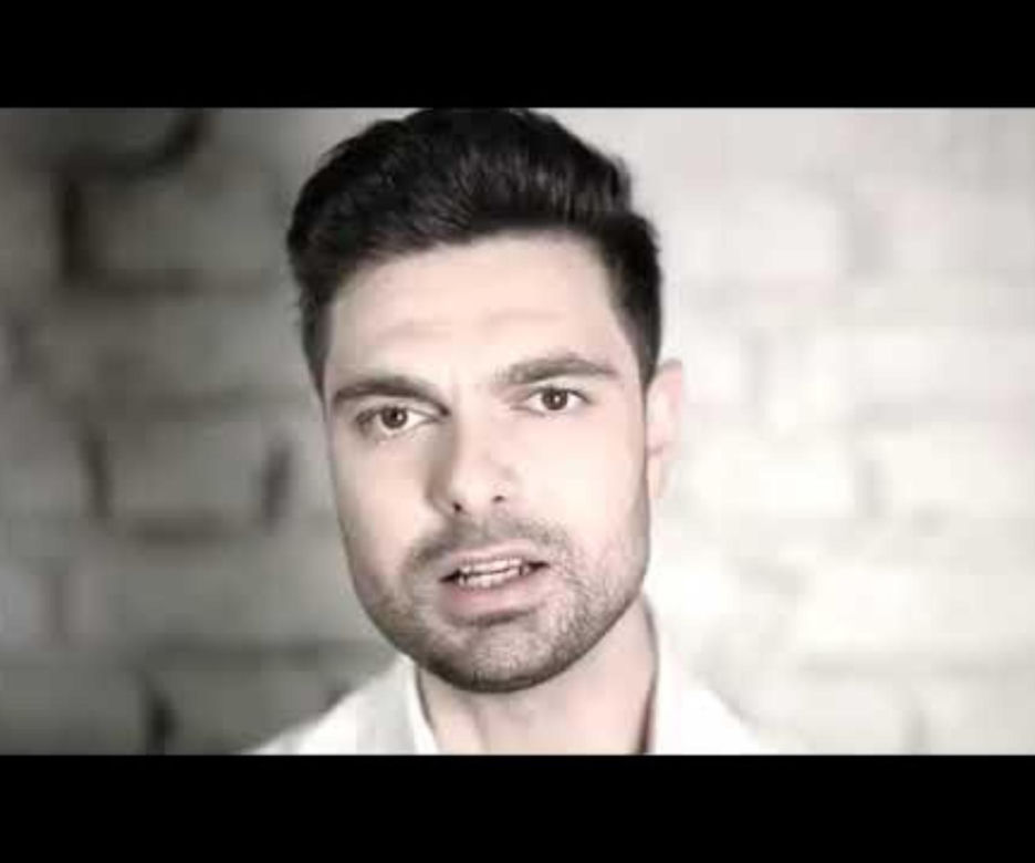 Aktor Halil İbrahim Ceyhan (Yaman z "Dziedzictwo") bez brody