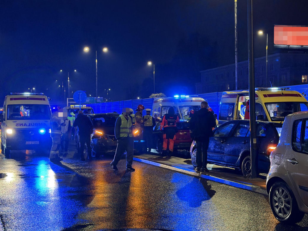 Karambol w Warszawie. 12 samochodów rozbitych, są ranni