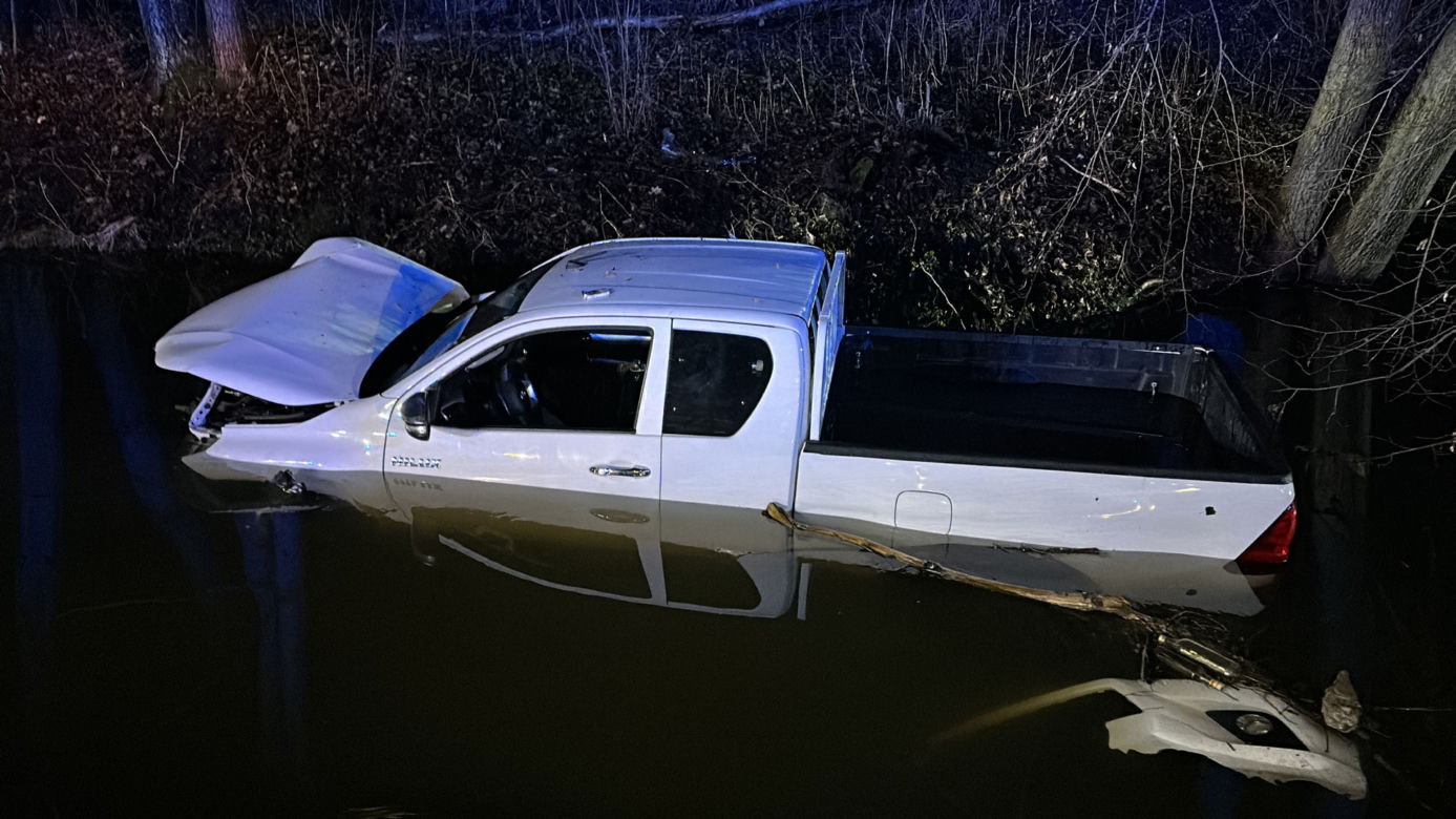 Zjechał z drogi wprost do rzeki. Jego auto postanowiło popływać w cieku wodnym