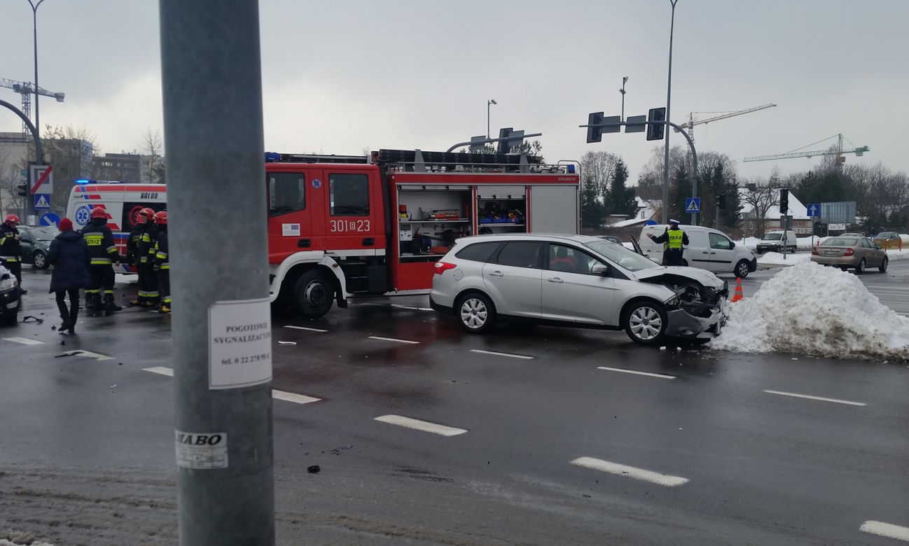 Wypadek w centrum Białegostoku. Karetka przewróciła się na skrzyżowaniu