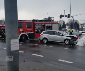 Wypadek w centrum Białegostoku. Karetka przewróciła się na skrzyżowaniu