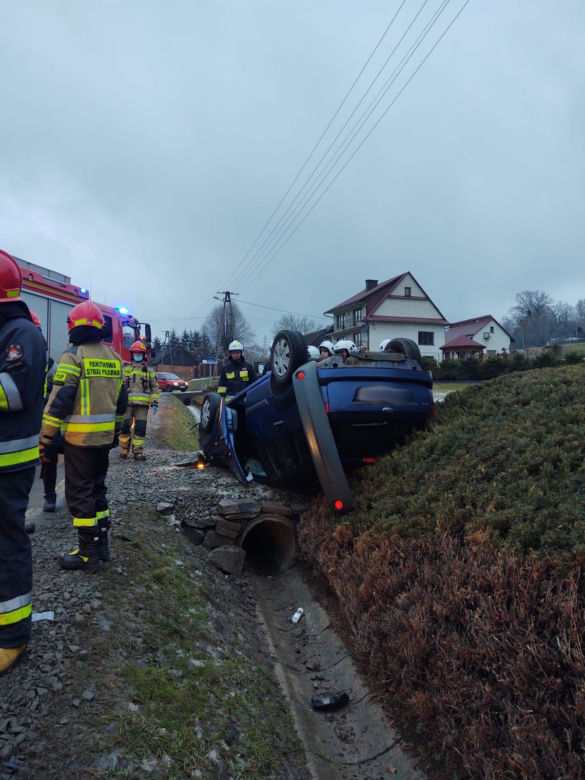Chomranice. Ford fiesta dachował na wjeździe do posesji