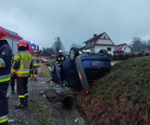 Chomranice. Ford fiesta dachował na wjeździe do posesji