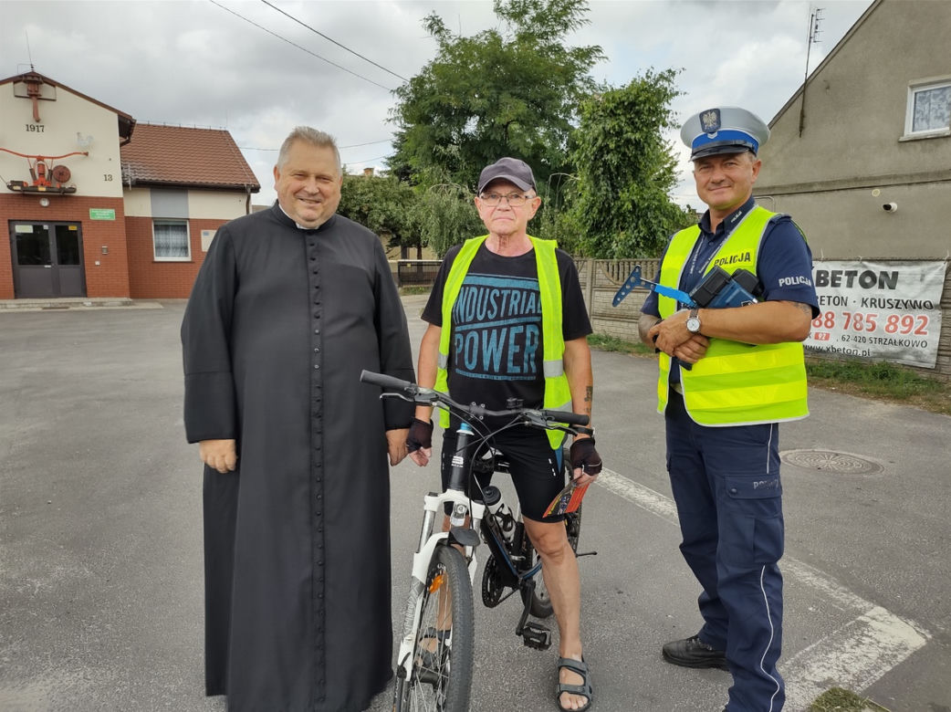 Ksiądz razem z drogówką zatrzymywał kierowców. Tego jeszcze nie widzieli [ZDJĘCIA]