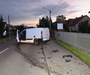 Pod Tarnowem PIJANY kierowca busa staranował ogrodzenia dwóch domów! Chciał uciec rowerem