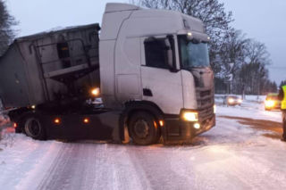 Warmia i Mazury pod śniegiem. Na drogach panują trudne warunki 